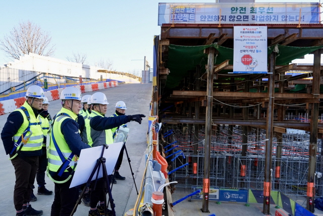 ▲ 주우정 현대엔지니어링 대표이사(오른쪽 두 번째)가 경기 오산시 세교동에 위치한 현대테라타워 세마역 현장에서 안전점검을 진행하고 있다. ⓒ현대엔지니어링