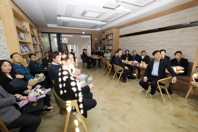 ▲ 삼척시의회가 31일 의회 북카페에서 '2025년 종무식'을 열고 한 해 동안의 의정활동을 되돌아보며 새해 목표를 다짐하는 시간을 가졌다. ⓒ삼척시의회