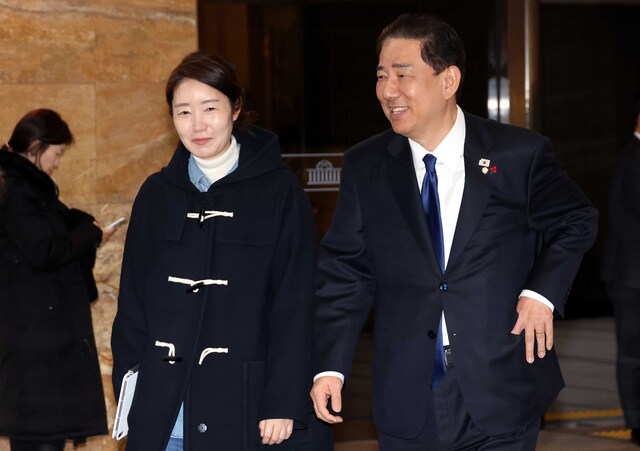 ▲ 김병기 더불어민주당 원내대표와 강선우 의원이 24일 오후 서울 여의도 국회에서 열린 제430회국회(임시회) 제2차 본회의를 마치고 밖으로 나오고 있다. ⓒ뉴시스