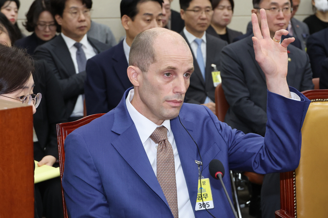 ▲ 해롤드 로저스 쿠팡 임시대표가 31일 국회 과학기술정보방송통신위원회에서 열린 쿠팡 침해사고 및 개인정보 유출, 불공정 거래, 노동환경 실태 파악과 재발 방지 대책 마련을 위한 청문회에서 답변 기회를 요청하고 있다. ⓒ연합뉴스