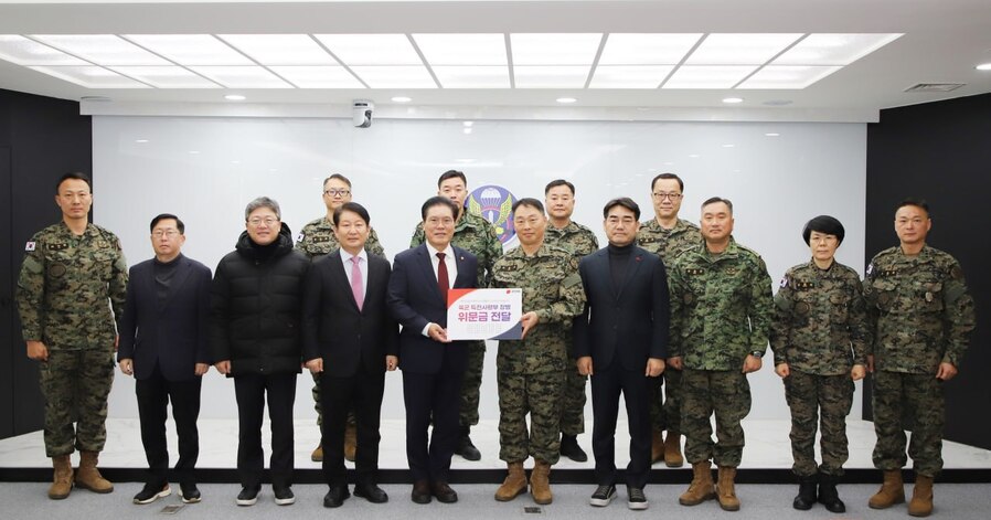 ▲ 국민의힘 초·재선 의원 모임 '대안과 미래' 소속 의원들이 31일 경기도 이천 육군 특수전사령부를 방문해 장병들에게 위문금을 전달하고 있다. ⓒ이성권 의원실