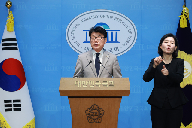 ▲ 진성준 더불어민주당 의원이 31일 서울 여의도 국회 소통관에서 원내대표 선거 출마 기자회견을 하고 있다. ⓒ뉴시스