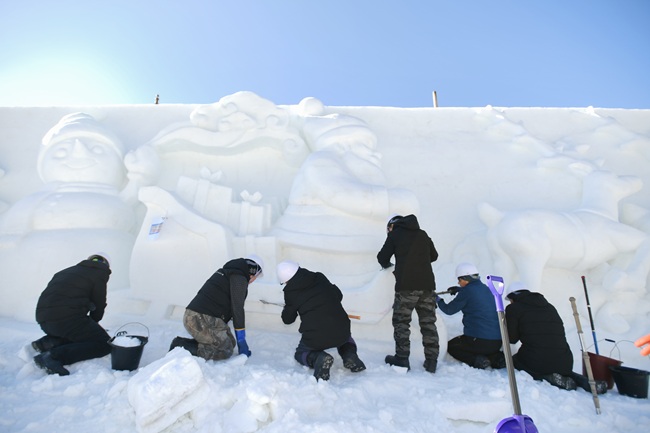 ▲ 31일, 강원 화천군 화천읍 화천산천어축제장에서 축제 개막 열흘을 앞두고 거대한 눈조각 작품 조성이 한창 진행되고 있다.  2026 얼음나라 화천산천어축제는 1월 10일부터 2월 1일까지 열린다. ⓒ화천군