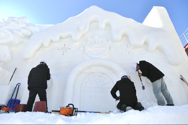 ▲ 31일, 강원 화천군 화천읍 화천산천어축제장에서 축제 개막 열흘을 앞두고 거대한 눈조각 작품 조성이 한창 진행되고 있다.  2026 얼음나라 화천산천어축제는 1월 10일부터 2월 1일까지 열린다. ⓒ화천군