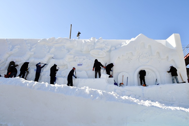 ▲ 31일, 강원 화천군 화천읍 화천산천어축제장에서 축제 개막 열흘을 앞두고 거대한 눈조각 작품 조성이 한창 진행되고 있다.  2026 얼음나라 화천산천어축제는 1월 10일부터 2월 1일까지 열린다. ⓒ화천군