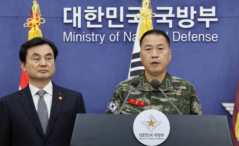 ▲ 주일석 해병대사령관이 31일 서울 용산구 국방부 브리핑룸에서 열린 '준4군 체제로의 해병대 개편' 관련 기자회견에서 취재진 질문에 답변하고 있다, ⓒ연합뉴스