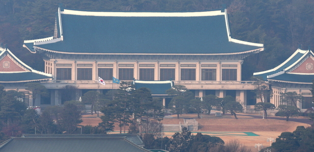 ▲ 이재명 대통령의 청와대 업무가 시작된 12월 29일 오전 서울 종로구 청와대에 태극기와 봉황기가 나란히 바람에 펄럭이고 있다. ⓒ뉴시스