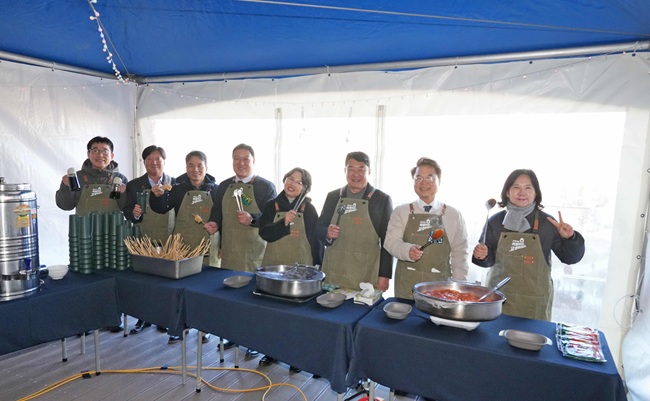 ▲ 춘천시가 31일 시청 3층 복도와 중앙정원 일원에서 본청 직원 1000여 명이 참여한 가운데 2025년 종무식을 열었다. ⓒ춘천시