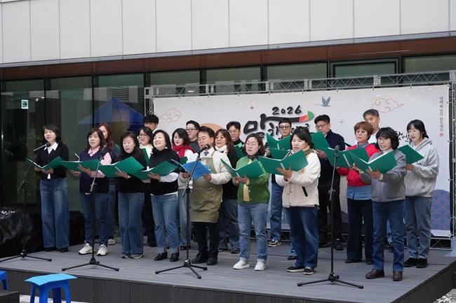 ▲ 춘천시가 31일 시청 3층 복도와 중앙정원 일원에서 본청 직원 1000여 명이 참여한 가운데 2025년 종무식을 열었다. ⓒ춘천시