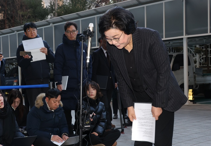▲ 이혜훈 기획예산처 장관 후보자가 30일 서울 중구 예금보험공사에 마련된 인사청문회 준비 사무실로 출근하며 '내란'과 관련한 자신의 행위에 대해 해명하며 사과하고 있다. /연합뉴스