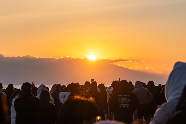 강릉 병오년 첫 해맞이 행사, 30만 명 방문 '인산인해' ··· 지난해 대비 19% 증가