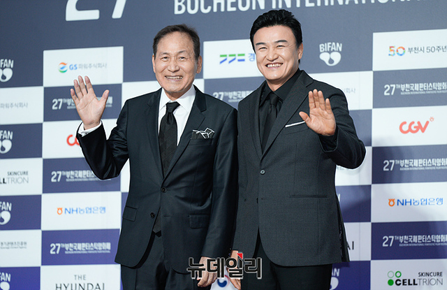 ▲ 배우 안성기와 박중훈이 2023년 6월 29일 오후 부천시청에서 열린 부천국제판타스틱영화제 개막식 레드카펫 행사에서 포토타임을 갖고 있다. ⓒ경기 부천=서성진 기자