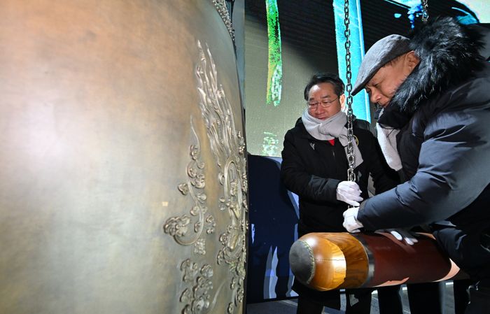 ▲ 유정복(왼쪽) 인천시장이 1일 인천문화예술회관에서 열린 '2025 인천 송년 제야축제'에서 시민대표들과 2026년 병오년 새해를 알리는 타종을 하고 있다.ⓒ
인천시 제공