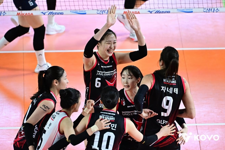 ▲ 꼴지 정관장이 1위 도로공사를 3-0으로 완파하는 이변을 연출했다.ⓒKOVO 제공