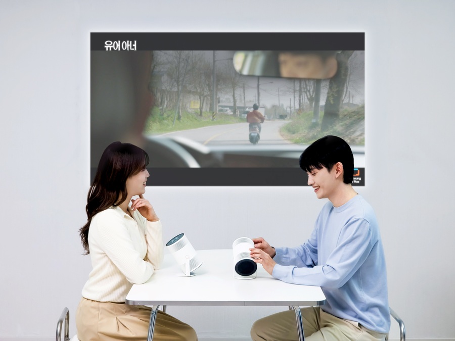 ▲ 삼성전자 모델이 혁신적인 AI 포터블 프로젝터 '더 프리스타일+'를 소개하고 있다.ⓒ삼성전자