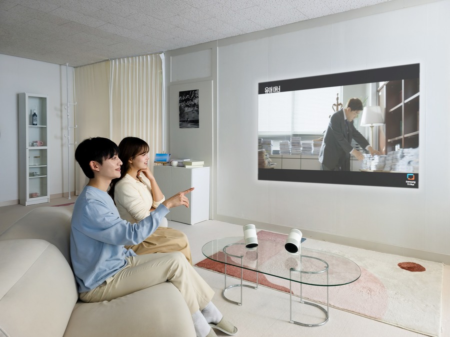 ▲ 삼성전자 모델이 혁신적인 AI 포터블 프로젝터 '더 프리스타일+'를 소개하고 있다.ⓒ삼성전자