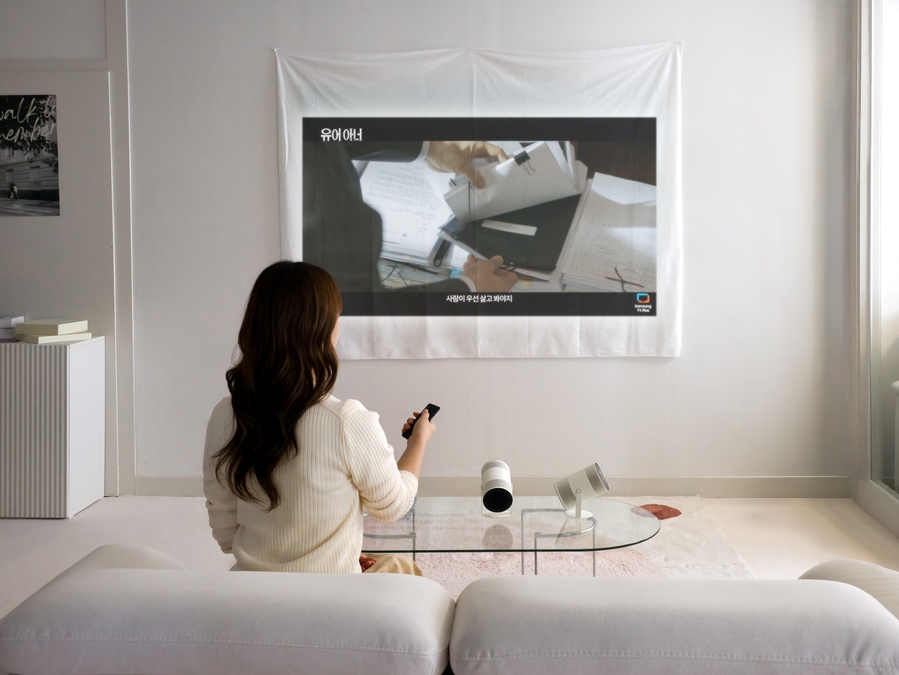 ▲ 삼성전자 모델이 혁신적인 AI 포터블 프로젝터 '더 프리스타일+'를 소개하고 있다.ⓒ삼성전자