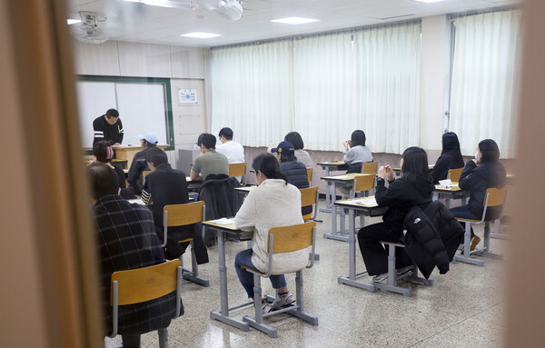 ▲ 국가공무원 9급 공개경쟁채용 필기시험이 치러진 작년 4월 5일 서울 강남구의 한 시험장에서 수험생들이 시험 시작을 기다리고 있는 모습. ⓒ인사처