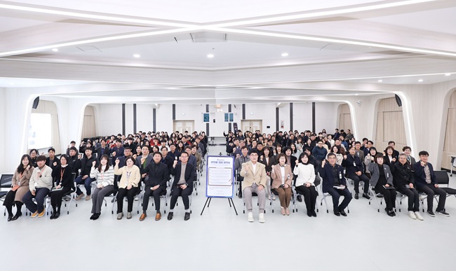 ▲ 삼척시가 2일 시청 대회의실에서 열린 시무식에서 전 공직자가 참여하는 '청렴다짐 결의 및 청렴서약식'을 진행하며 새해 청렴 실천 의지를 대내외에 밝혔다. ⓒ삼척시