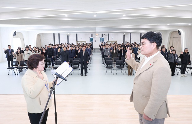 ▲ 삼척시가 2일 시청 대회의실에서 열린 시무식에서 전 공직자가 참여하는 '청렴다짐 결의 및 청렴서약식'을 진행하며 새해 청렴 실천 의지를 대내외에 밝혔다. ⓒ삼척시