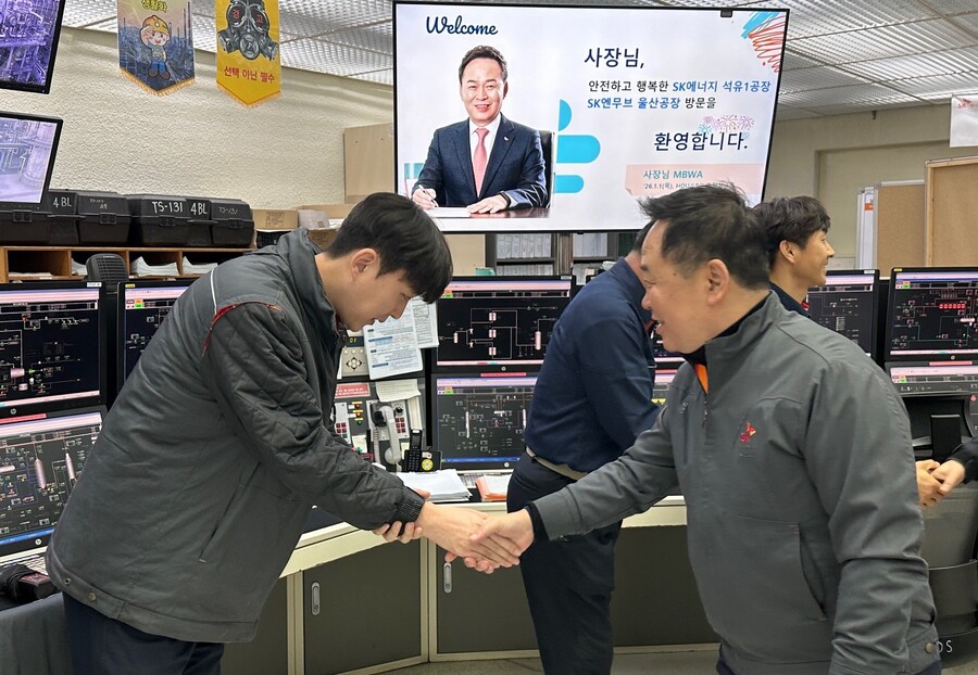 ▲ 장용호 SK이노베이션 총괄사장이 2026년 새해 첫 날인 지난 1일 SK이노베이션 울산 콤플렉스를 찾아 안정조업과 운영개선(O/I)에 최선을 다해준 구성원들을 격려하고 있다.ⓒSK이노베이션