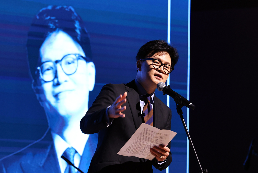 ▲ 한동훈 전 국민의힘 대표가 21일 경기 고양시 킨텍스 그랜드볼룸에서 열린 토크콘서트에서 인사말을 하고 있다. 2025.12.21. ⓒ뉴시스
