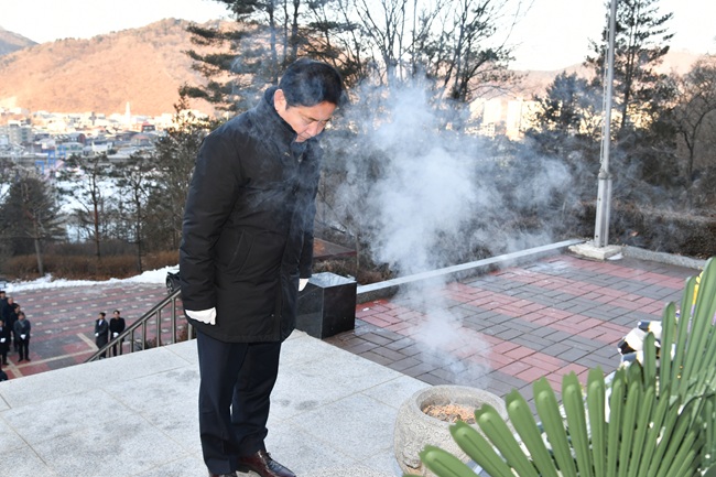 ▲ 강원 화천군은 2일 최문순 군수, 안중기 부군수를 비롯한 실과소장들과 류희상 군의장을 비롯한 군의원들이 참석한 가운데 화천읍 충렬탑과 간동면 자유수호희생자 위령탑에서2026년 신년 참배행사를 개최했다. ⓒ화천군