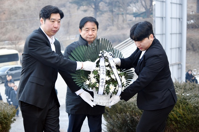 ▲ 강원 화천군은 2일 최문순 군수, 안중기 부군수를 비롯한 실과소장들과 류희상 군의장을 비롯한 군의원들이 참석한 가운데 화천읍 충렬탑과 간동면 자유수호희생자 위령탑에서2026년 신년 참배행사를 개최했다. ⓒ화천군