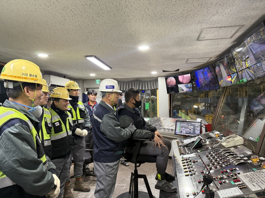 ▲ 장세욱 부회장이 새해 첫날 인천공장을 방문해 생산라인에서 근로자를 격려하는 모습ⓒ동국제강