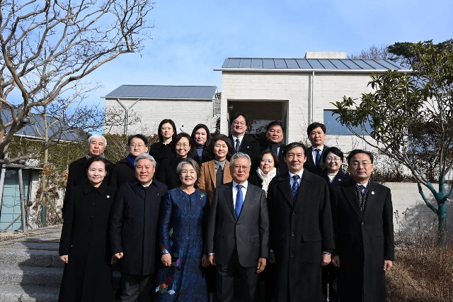 ▲ 조국혁신당 조국 대표와 의원들이 지난 1일 경남 양산 평산마을을 찾아 문재인 전 대통령을 예방, 기념촬영하고 있다.ⓒ조국혁신당 제공