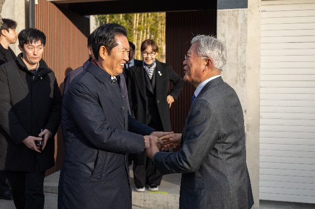 ▲ 정청래 더불어민주당 대표가 지난 1일 경남 양산 평산마을 문재인 전 대통령 사저를 찾아 문 전 대통령을 예방하고 있다.ⓒ더불어민주당 제공