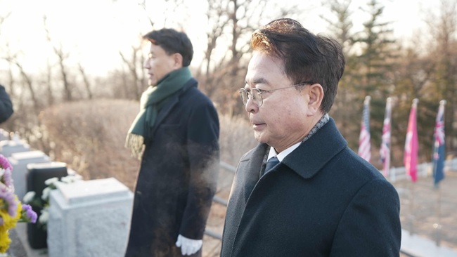 ▲ 춘천시가 2일 우두동 충렬탑에서 강원특별자치도, 2군단, 강원서부보훈지청 및 시·도 보훈단체 등 주요 유관기관 관계자 300여 명이 함께한 가운데 신년참배로 새해 첫 공식일정을 시작했다. ⓒ춘천시