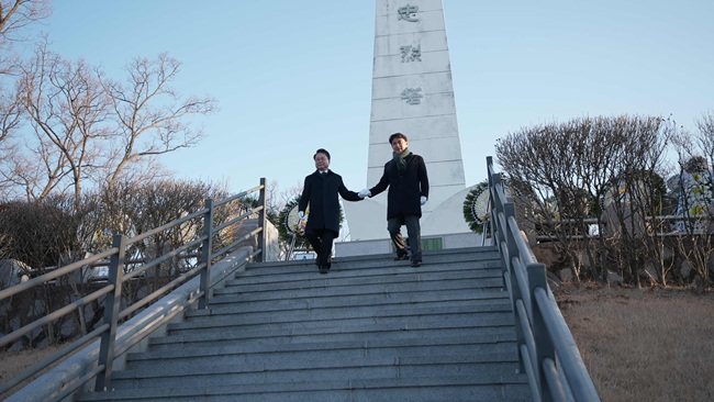 ▲ 춘천시가 2일 우두동 충렬탑에서 강원특별자치도, 2군단, 강원서부보훈지청 및 시·도 보훈단체 등 주요 유관기관 관계자 300여 명이 함께한 가운데 신년참배로 새해 첫 공식일정을 시작했다. ⓒ춘천시