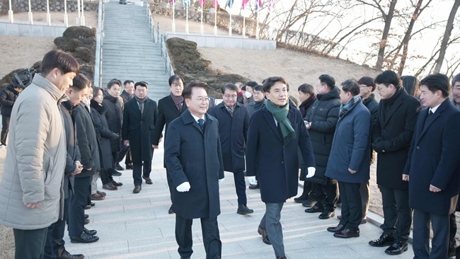 ▲ 춘천시가 2일 우두동 충렬탑에서 강원특별자치도, 2군단, 강원서부보훈지청 및 시·도 보훈단체 등 주요 유관기관 관계자 300여 명이 함께한 가운데 신년참배로 새해 첫 공식일정을 시작했다. ⓒ춘천시