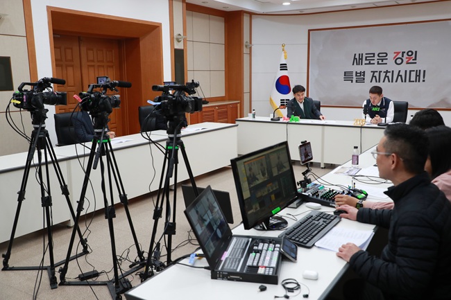 ▲ 김진태 지사와 신지헌 도청 노조위원장이 함께 진행하는 '보이는 라디오'를 열고 직원들과 소통하는 시간을 가졌다. ⓒ강원특별자치도