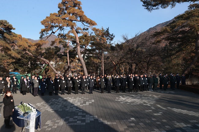 ▲ 영월군이 지난 1일 순국선열과 호국영령의 숭고한 희생정신을 기리고 나라 사랑의 의미를 되새기기 위해 금강공원 내 충혼탑에서 신년 충혼탑 참배 행사를 가졌다. ⓒ영월군