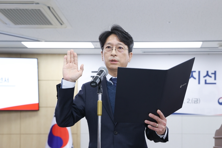 ▲ 홍지선 신임 국토교통부 2차관이 2일 선서하고 있다. ⓒ국토교통부
