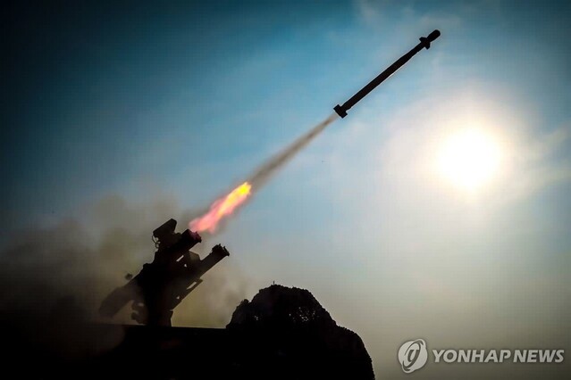 ▲ 이란 혁명수비대가 해상 훈련 중 발사한 미사일. 출처=EPAⓒ연합뉴스