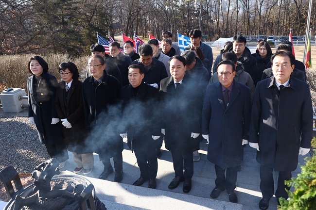 ▲ 강원특별자치도의회가 2일 우두동 충렬탑에서 2026년 병오년(丙午年)신년 참배 행사를 진행했다. ⓒ강원특별자치도의회