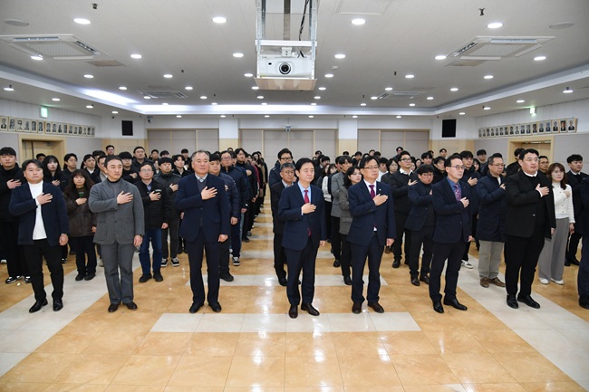 ▲ 2026년 병오년 새해 화천군청 시무식이 2일 군청 대회의실에서 최문순 군수, 안중기 부군수를 비롯한 각 실과소장과 직원들이 참석한 가운데 열렸다. ⓒ화천군