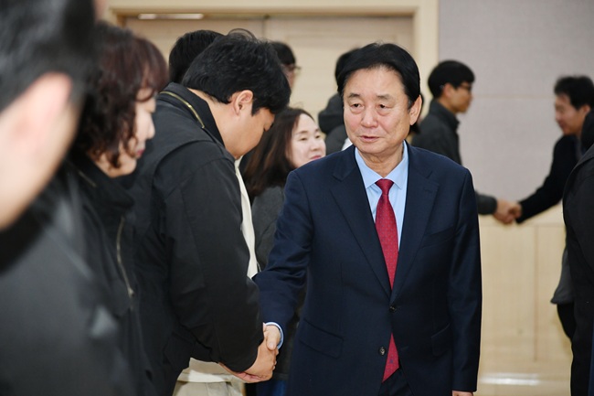 ▲ 2026년 병오년 새해 화천군청 시무식이 2일 군청 대회의실에서 최문순 군수, 안중기 부군수를 비롯한 각 실과소장과 직원들이 참석한 가운데 열렸다. ⓒ화천군