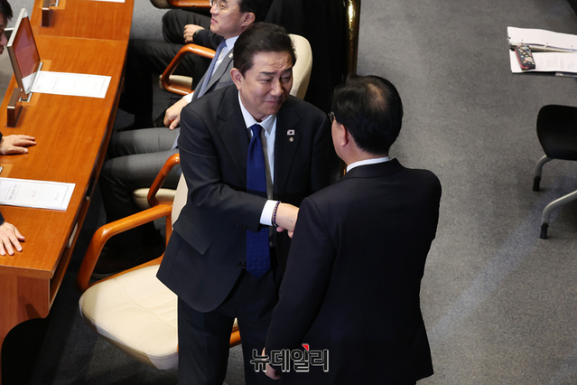 ▲ 송언석 국민의힘 원내대표가 지난달 30일 국회에서 열린 본회의에서 원내대표직에서 사퇴한 김병기 더불어민주당 의원에게 다가가 인사를 하고 있다. ⓒ이종현 기자