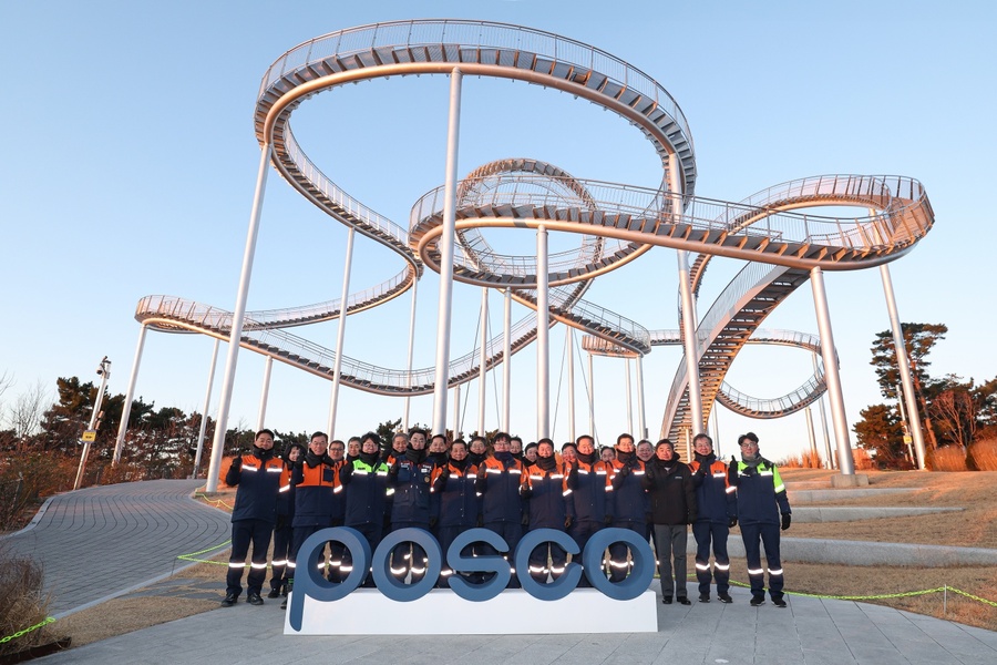 ▲ 포스코그룹은 새해 첫 근무일인 2일 포항 스페이스워크에서 안전을 기원하고 미래 비전 실현을 다짐하는 시무행사를 가졌다.ⓒ포스코그룹