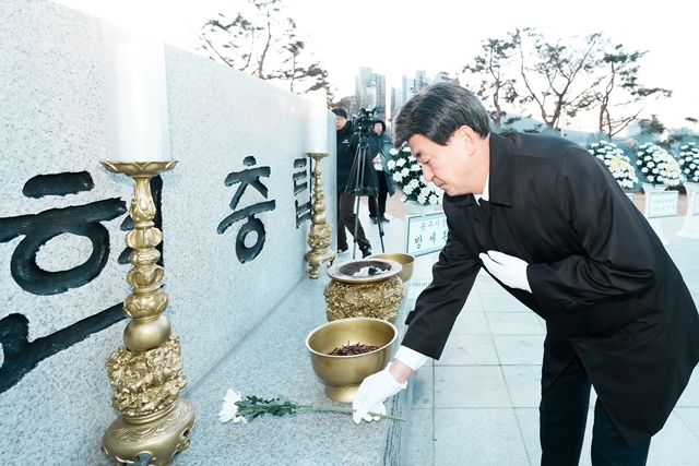 ▲ 방세환 광주시장이 광주시 호국보훈공원 내 현충탑에서 참배를 하고 있다. ⓒ광주시 제공