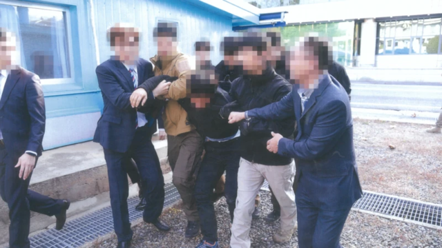 ▲ 통일부가 2022년 7월 공개한 탈북어민 강제 북송 사진. 이들은 2019년 11월 7일 판문점을 통해 강제 북송 되는 과정에서 북으로 넘어가지 않기 위해 발버둥쳤다. ⓒ통일부