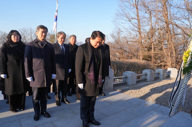 ▲ 강원특별자치도교육청이 1일 춘천 대룡산 명봉에서 신년 해맞이 행사를 진행하고, 2일 본청 대강당에서 2026년 시무식을 개최하며 새해 업무를 시작했다. ⓒ강원특별자치도교육청