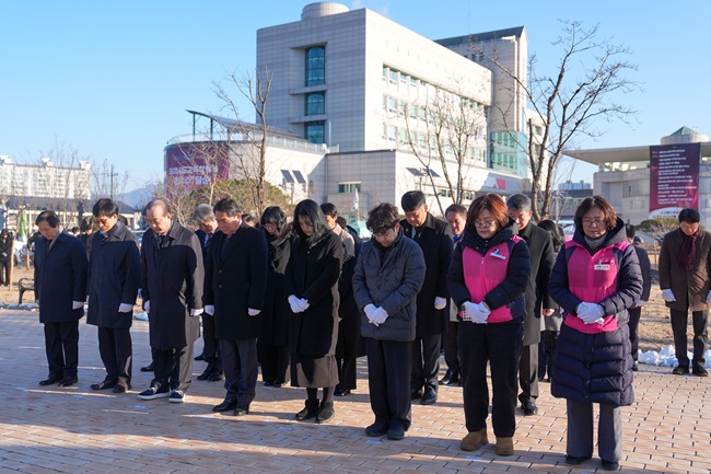 ▲ 강원특별자치도교육청이 1일 춘천 대룡산 명봉에서 신년 해맞이 행사를 진행하고, 2일 본청 대강당에서 2026년 시무식을 개최하며 새해 업무를 시작했다. ⓒ강원특별자치도교육청