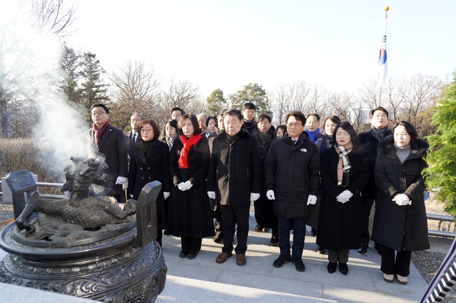 ▲ 춘천시의회가 2일 춘천시 우두동 충렬탑 참배를 시작으로 시의회 본회의장에서 시무식을 열고 2026년 병오년 새해 의정활동을 시작했다. ⓒ춘천시의회