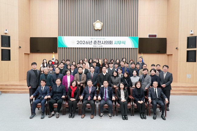 ▲ 춘천시의회가 2일 춘천시 우두동 충렬탑 참배를 시작으로 시의회 본회의장에서 시무식을 열고 2026년 병오년 새해 의정활동을 시작했다. ⓒ춘천시의회