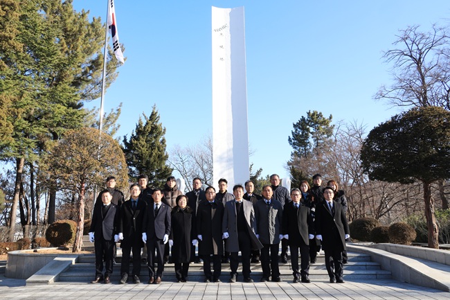 ▲ 삼척시의회가 2일 남양동 충혼탑을 방문·참배하며 새해 첫 의정활동을 시작했다. ⓒ삼척시의회